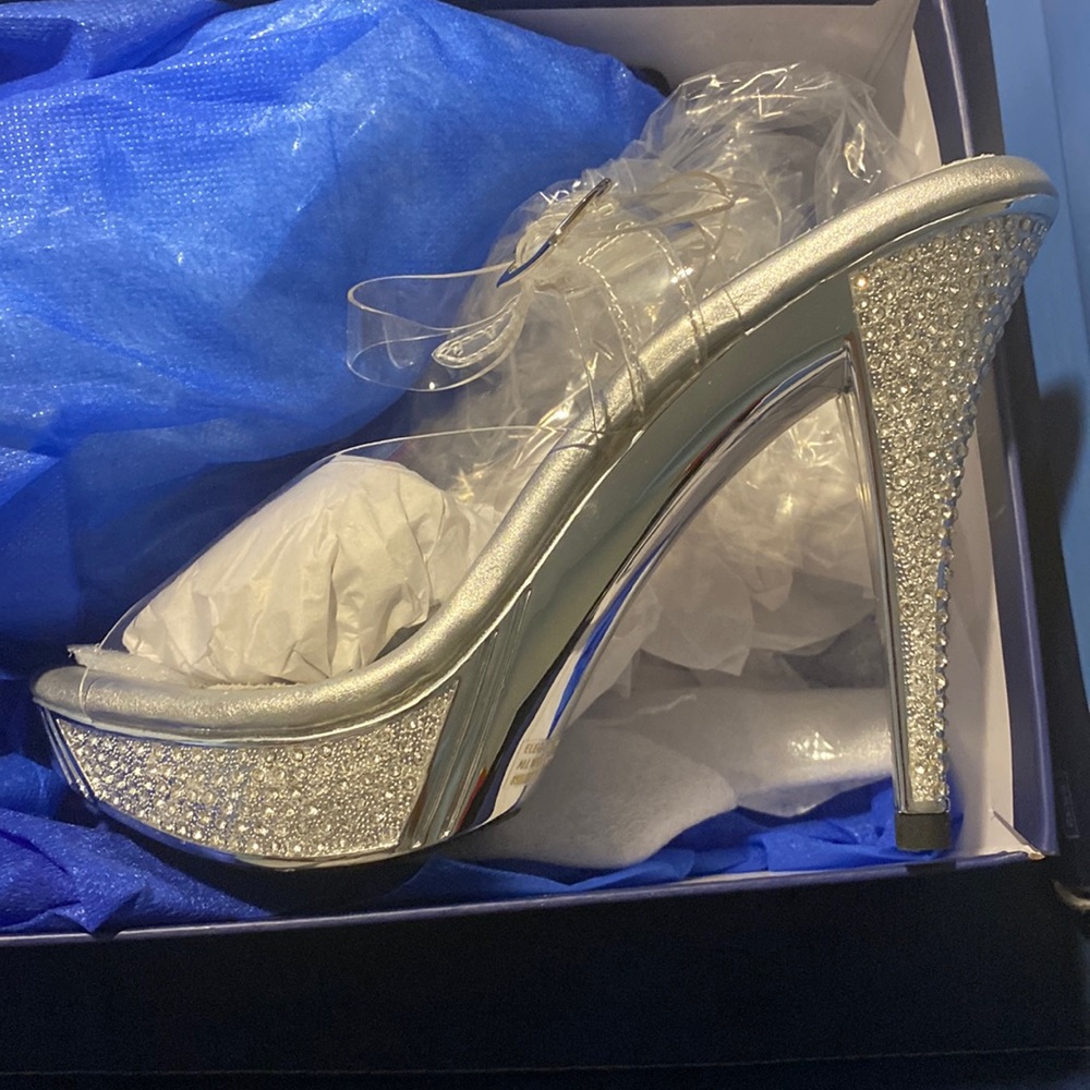 New in box Fabulicious 4.5 inch diamond heels